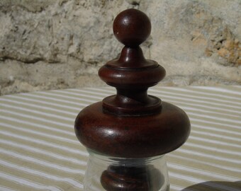 Wood finial, single, hand turned, with dowel. In excellent condition. Measures 4.75 inches high (12cm). (120C/89)