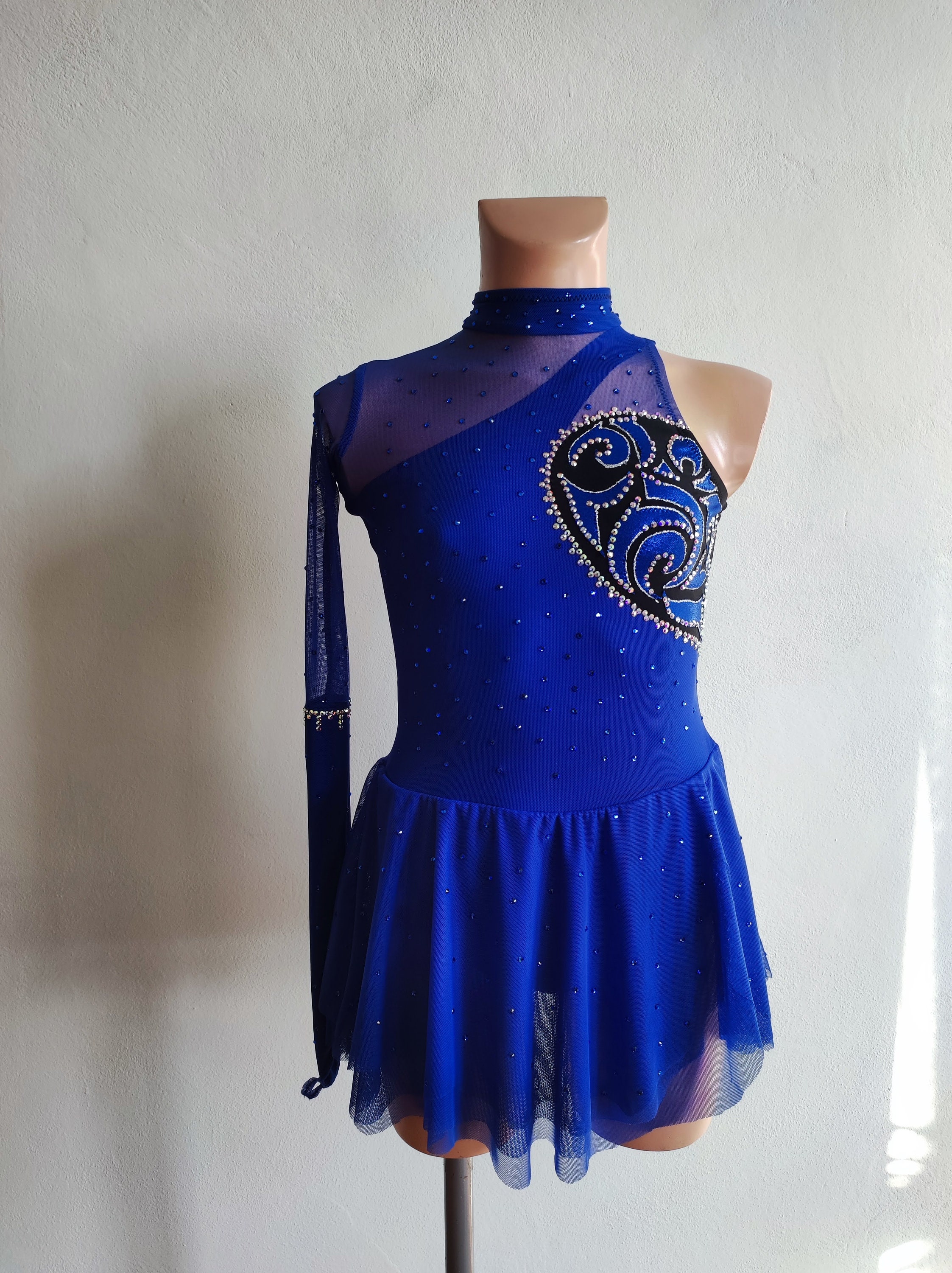 Fille En Robe Lycra Bleue Avec Strass Pour Le Patinage Artistique