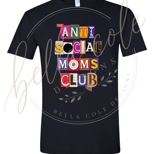 以下が含まれることがあります： カラフルな雑誌風コラージュで「THE ANTI SOCIAL MOMS CLUB」の文字がプリントされた黒いTシャツ。 デザインはシャツの中央に配置され、クラシックなクルーネックと半袖です。 シンプルで日常的な衣服。