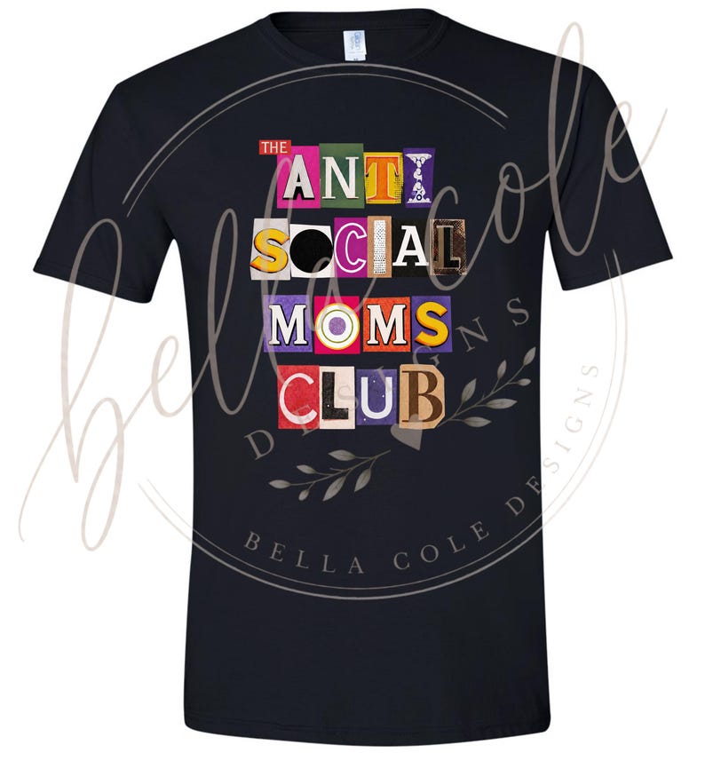 以下が含まれることがあります： カラフルな雑誌風コラージュで「THE ANTI SOCIAL MOMS CLUB」の文字がプリントされた黒いTシャツ。 デザインはシャツの中央に配置され、クラシックなクルーネックと半袖です。 シンプルで日常的な衣服。