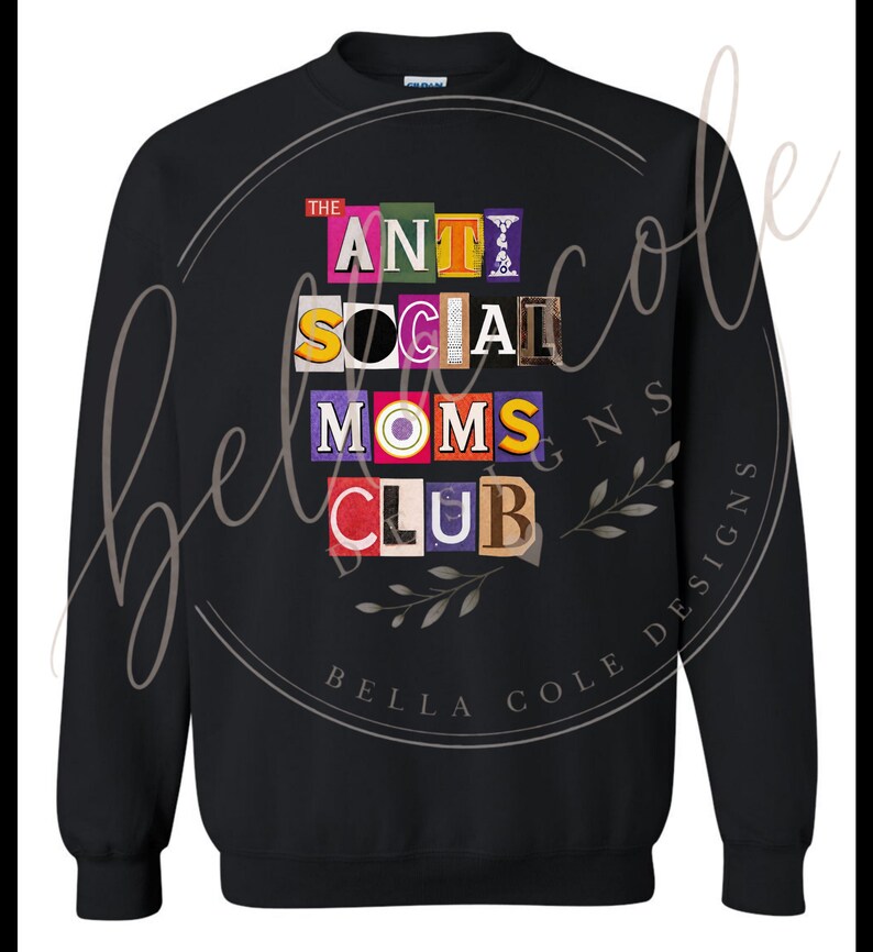 以下が含まれることがあります： 黒色のスウェットシャツ。前面中央に「THE ANTI SOCIAL MOMS CLUB」の文字が、切り抜いたようなカラフルな文字でデザインされています。クルーネックと長袖のデザインです。