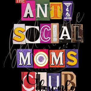 以下が含まれることがあります： 黒色のグラフィックデザインで、「THE ANTI SOCIAL MOMS CLUB」の文字をコラージュ風に表現。文字はピンク、緑、黄色、紫など、さまざまなカラフルな背景から切り抜かれています。デザインは遊び心のあるスクラップブックのような雰囲気です。