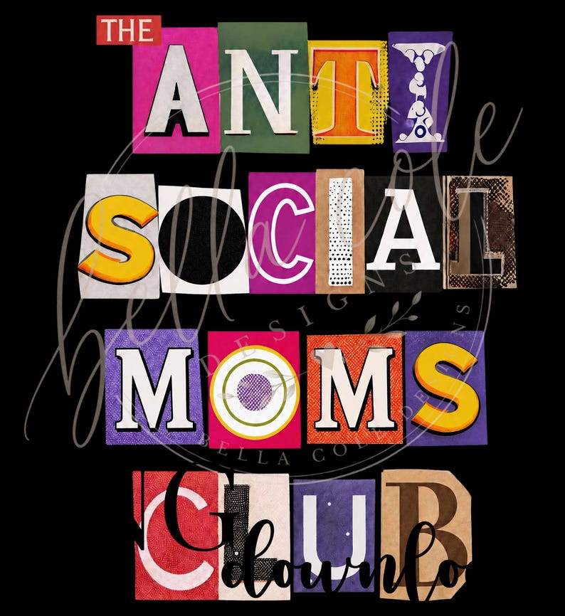 以下が含まれることがあります： 黒色のグラフィックデザインで、「THE ANTI SOCIAL MOMS CLUB」の文字をコラージュ風に表現。文字はピンク、緑、黄色、紫など、さまざまなカラフルな背景から切り抜かれています。デザインは遊び心のあるスクラップブックのような雰囲気です。