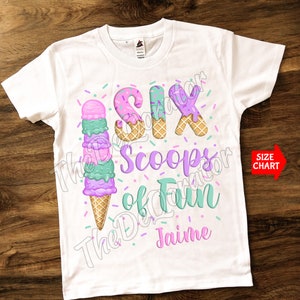 Pode incluir: Camiseta branca com um gráfico de cone de sorvete roxo, rosa e verde. O texto "Six Scoops of Fun Jaime" está impresso na camiseta.