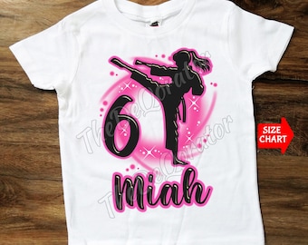 Personalisierte Karate T-Shirt, Martial Arts Thema, Mädchen Silhouette Karate Shirt, jedes Geburtstagsalter, Kinder Kleinkind Jugend und Erwachsene