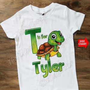 T es para tortuga, camiseta personalizada con nombre del alfabeto, linda camiseta de tortuga verde de dibujos animados, monograma de letras, para niños, bebés, jóvenes y adultos