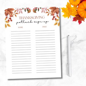 Könnte beinhalten: Ein weißes Thanksgiving-Potluck-Anmeldeformular mit herbstlichen Aquarellillustrationen. Der obere Teil des Blattes zeigt braune und orangefarbene Blätter und Beeren. Der Text "THANKSGIVING potluck sign up" ist in Braun gedruckt. Ein weißer Stift liegt rechts.