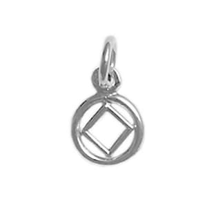 Puede incluir: Encanto de plata con un diseño circular que presenta un cuadrado en su interior. El cuadrado tiene un cuadrado más pequeño en su interior.