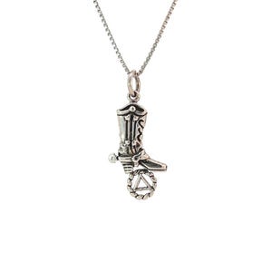 Può includere: Una collana d'argento con un ciondolo a forma di stivale da cowboy con uno sperone e un cerchio con un triangolo all'interno.