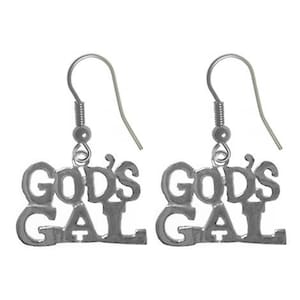以下が含まれることがあります： 各イヤリングに「God's Gal」という文字が刻まれたシルバー製のドロップイヤリングです。