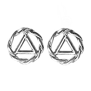 Puede incluir: Un par de pendientes de plata con un diseño circular que presenta un triángulo en su interior. El círculo está hecho de un diseño de cuerda trenzada.