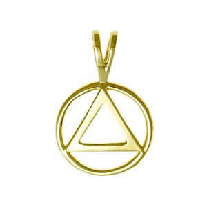 Puede incluir: Collar con colgante de oro con un círculo que contiene un triángulo en su interior. El colgante es un símbolo de recuperación.