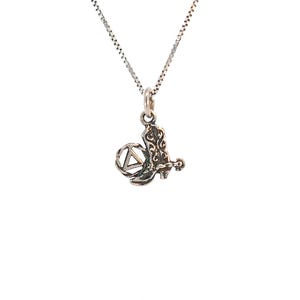 Può includere: Una collana d'argento con un ciondolo a forma di stivale da cowboy con uno sperone e un motivo triangolare.