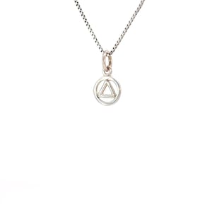 Colgante/cadena con dijes de triángulo y círculo AA de plata esterlina de Alcohólicos Anónimos, se vende por separado