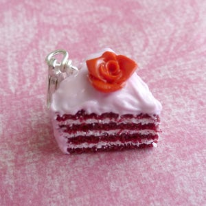 handgemaakte roodfluwelen cakebedel, miniatuurvoedselsieraden, sieraden van polymeerklei