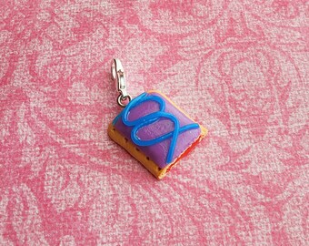 Handgemaakte bosbessenbroodroosterbedel: miniatuur voedselsieraden