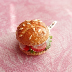 Breloque hamburger miniature faite main : bijoux culinaires en pâte polymère