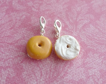 Handgemaakte bagelbedelset: miniatuur voedselsieraden van polymeerklei