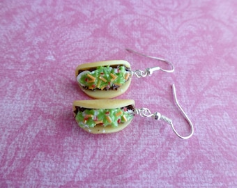 Boucles d'oreilles tacos miniatures : bijoux culinaires en pâte polymère