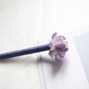 Set of 2 / 4 Wedding Guest Book Pens, Burlap Pen, Shade of Purple Paper Flower, Rustic Wedding Pen, Wedding Decor, Rustic Flower