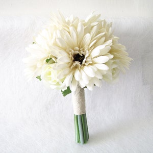 アイボリーの花嫁介添人用ブーケ、花嫁介添人用ブーケ、ウェディングブーケ、アイボリーのデイジーのウェディングブーケ、フローラルブーケ、素朴なウェディングブーケ