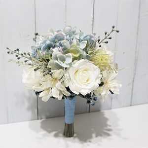 Ramo de novia azul empolvado, ramo de dama de honor azul, ramo de boda de hortensias, ramo de boda blanco, color azul para bodas