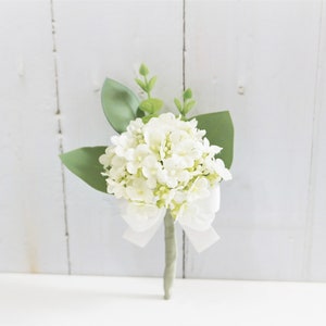Witte hortensiacorsage, witte bloem corsages, hortensiacorsage, bruiloft corsages, eucalyptus knoopsgat, witte hortensia bruiloft