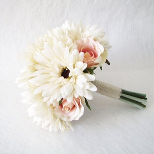 アイボリーの花嫁介添人用ブーケ、花嫁介添人用ブーケ、ウェディングブーケ、アイボリーのデイジーのウェディングブーケ、フローラルブーケ、素朴なウェディングブーケ