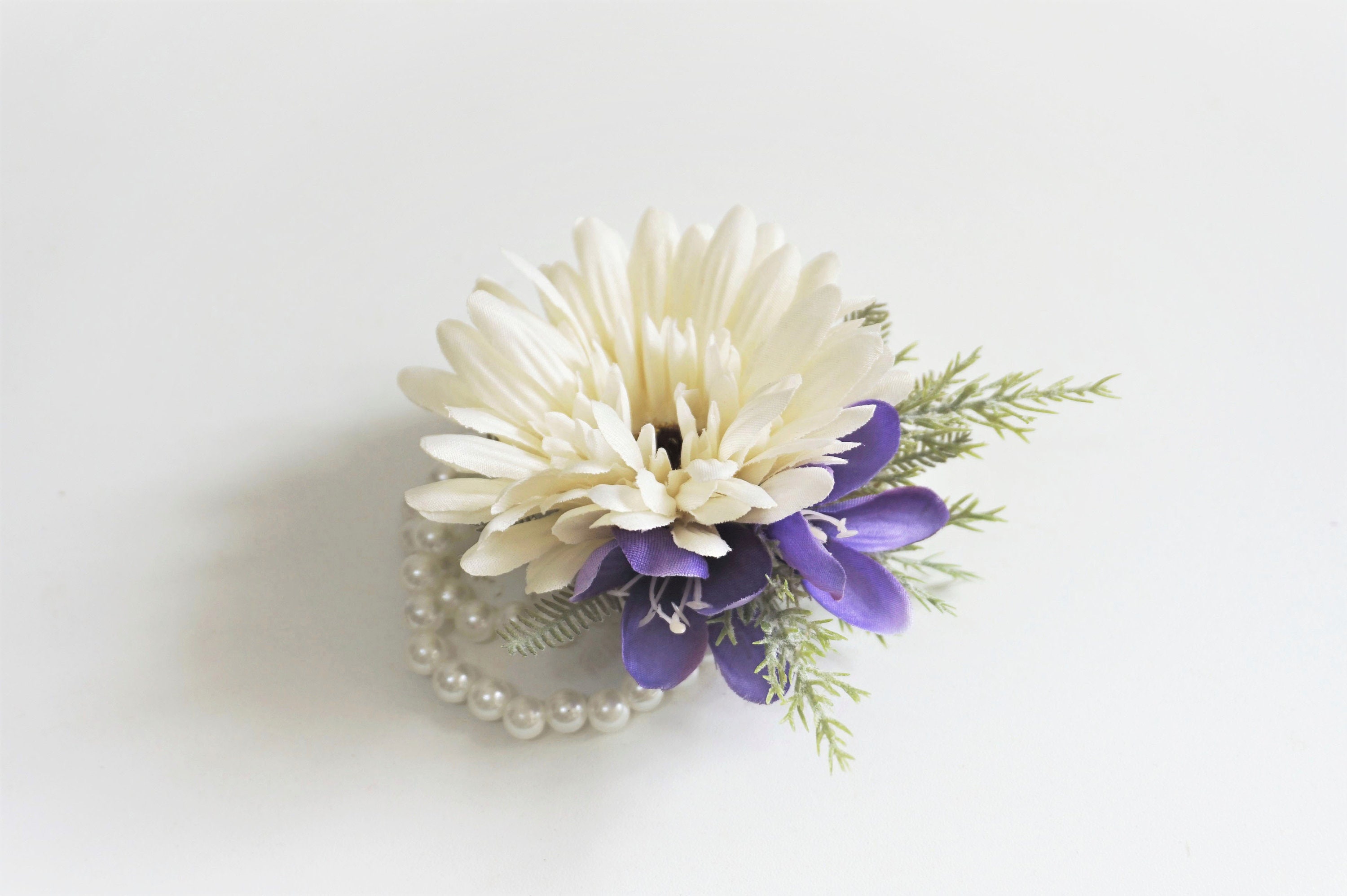 Daisy 2024 wrist corsage