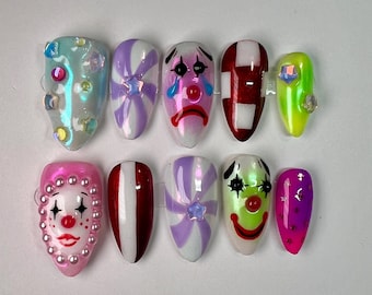 Uñas postizas de payaso de Halloween en tonos pastel