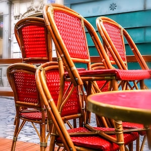 Czerwone paryskie krzesła kawiarniane, wydruk artystyczny: kultowy wystrój bistro