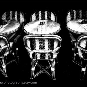 Paris Cafe Chairs Druck: Schwarz weiss Fine Art Fotografie