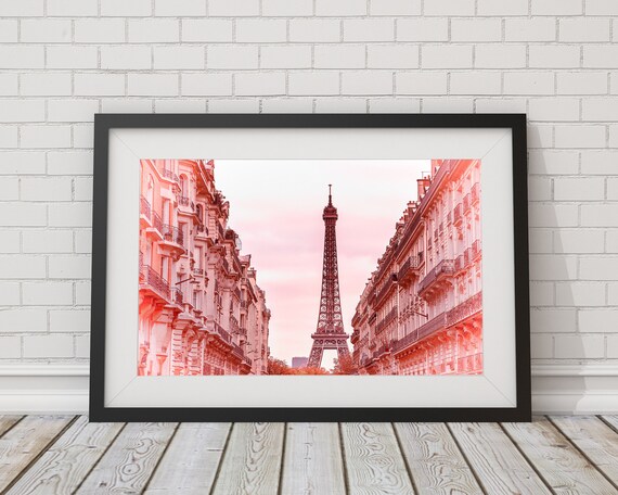 Paysage de la ville de Paris, pétales de rose romantiques, Eiffel