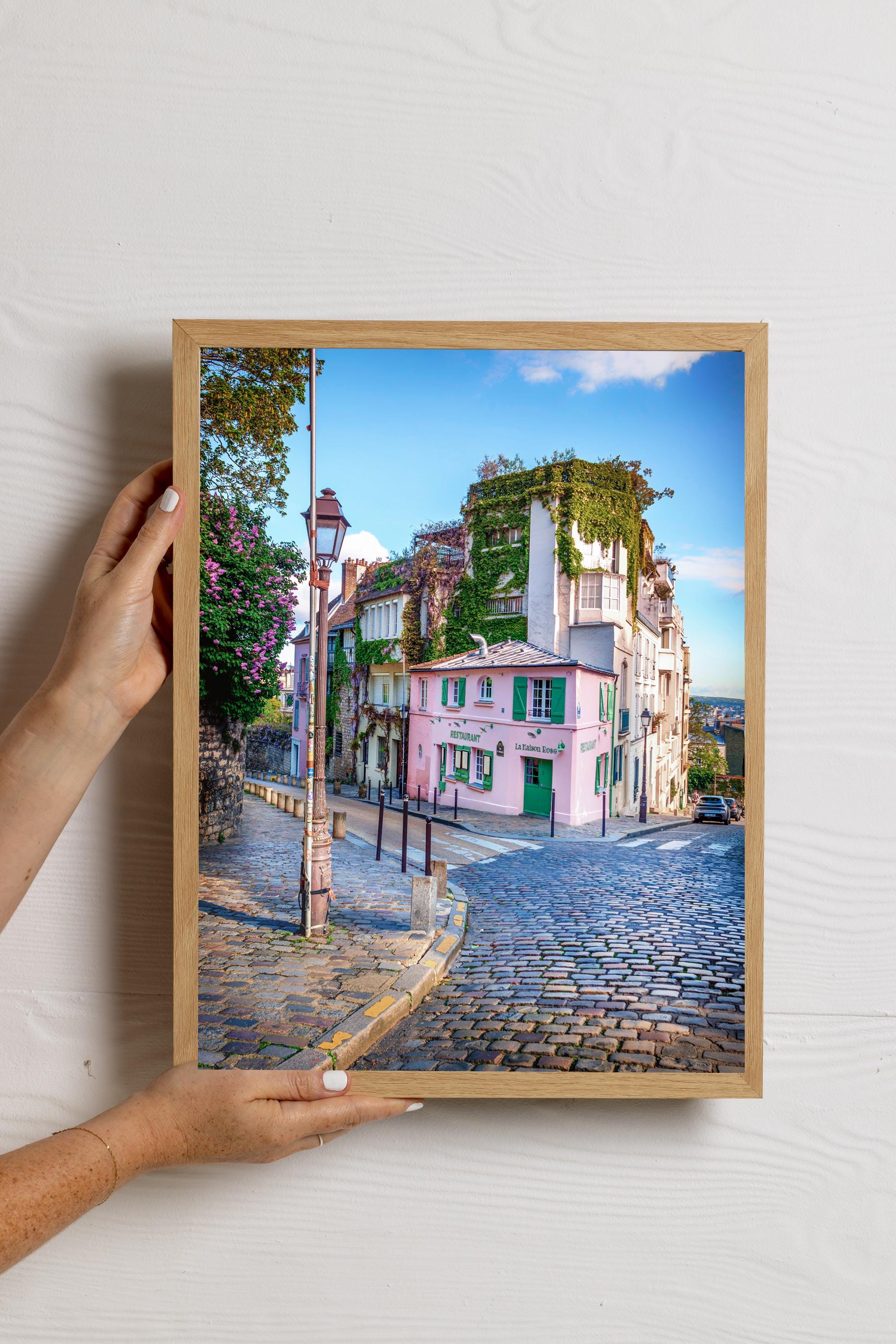 La Maison Rose Print: モンマルトル ピンク カフェ、パリの写真