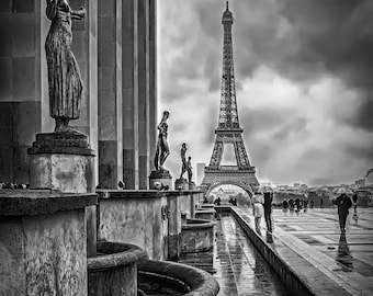 Impresión en blanco y negro de París bajo la lluvia, fotografía de París, arte mural, impresión de la Torre Eiffel, decoración francesa, fotografía de viajes, impresiones de días lluviosos