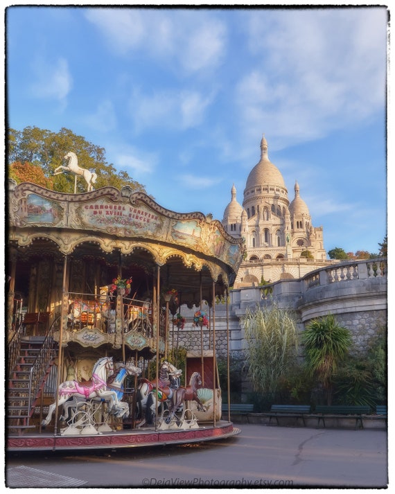 パリのカルーセル写真プリント: サクレクール寺院、モンマルトル