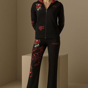 Conjunto de chándal vintage Ed Hardy con capucha y pantalones estilo tatuaje Y2K con diamantes de imitación, rosa roja y negra, cintura baja, Christian Audigier, talla M