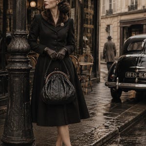 Könnte beinhalten: Ein schwarzer knielanger Mantel mit braunem Pelzkragen, einer runden Brosche und dunkelbraunen Lederhandschuhen. Eine schwarze Ledertasche mit dunklem Metallrahmen und Verschluss wird vorne gehalten. Das Outfit umfasst schwarze geschlossene Pumps.