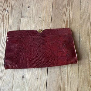 Schlangenleder Clutch burgunder rot art deco 50er vintage Leder quiet luxury seltenes Fundstück