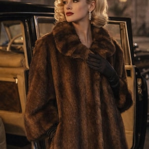 MANTEAU AVEC LAINE À REVERS EFFET FOURRURE ET CEINTURE - Vison clair
