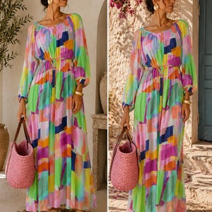 Pu&ograve; includere: Un abito lungo e fluido con un vivace motivo astratto nei toni del rosa, blu, verde e giallo. L'abito presenta maniche lunghe e vita stretta. Una borsa tote rosa intrecciata e sandali bianchi completano il look.