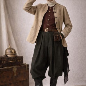 Könnte beinhalten: Historisch inspiriertes Outfit mit einer beigen Jacke, einer weinroten Weste und dunkelgrünen Culottes. Das Ensemble umfasst einen braunen Ledergürtel, eine kleine Tasche und schwarze Stiefel. Eine dunkle Mütze und ein weißer Rollkragenpullover vervollständigen den Look.