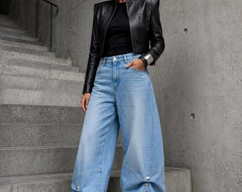 Jean sculptural à jambes fuselées XL, denim avant-gardiste, détail de boutons froncés, style japonais, jean bleu clair déstructuré, tailles EU 44 et 46.