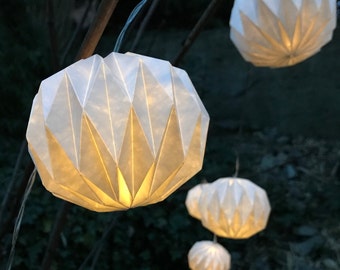 SOLAR LED Lichterkette mit 10 handgefalteten Lampenschirmchen aus Tyvek / Origami Lichtgirlande für Terrasse-, Balkon- + Garten