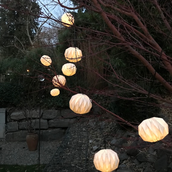 LED Lichtgirlande für INNEN+AUSSEN mit 20 Origami Kugeln im Mix, Lichterkette Tyvek, Garten- & Terrassenbeleuchtung, Stimmungslicht, Japandi