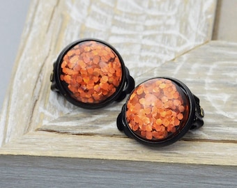 Ohrclips "Herbstglitzer" Ohrringe mit orangen Glitzer Cabochon in schwarz eingefasst, Halloween