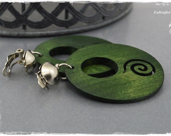 Grüne Holz Ohrclips "kleine Spirale" im Boho Stil, Natur Ohrhänger, Statement Holzohrringe, Clips hängend, Schmuck Geschenke, Muttertag