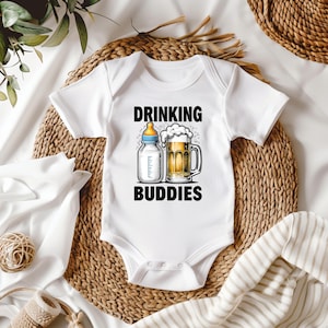 Trinkfreunde PNG Erster Vatertag, Daddy Baby Passender Bierbecher & Babyflasche Niedlicher lustiger bunter Cartoon Sublimationsentwurf