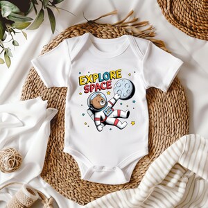 Oso Espacial PNG: Diseño de sublimación digital de astronauta para guarderías infantiles, camisetas, tazas y temática espacial.