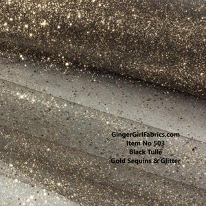 Può includere: Tessuto di tulle nero con paillettes e glitter dorati. Il tessuto è mostrato piegato in diversi strati. Il testo "GingerGirlFabrics.com Item No 503 Black Tulle Gold Sequins & Glitter" è visibile nell'angolo in basso a destra dell'immagine.
